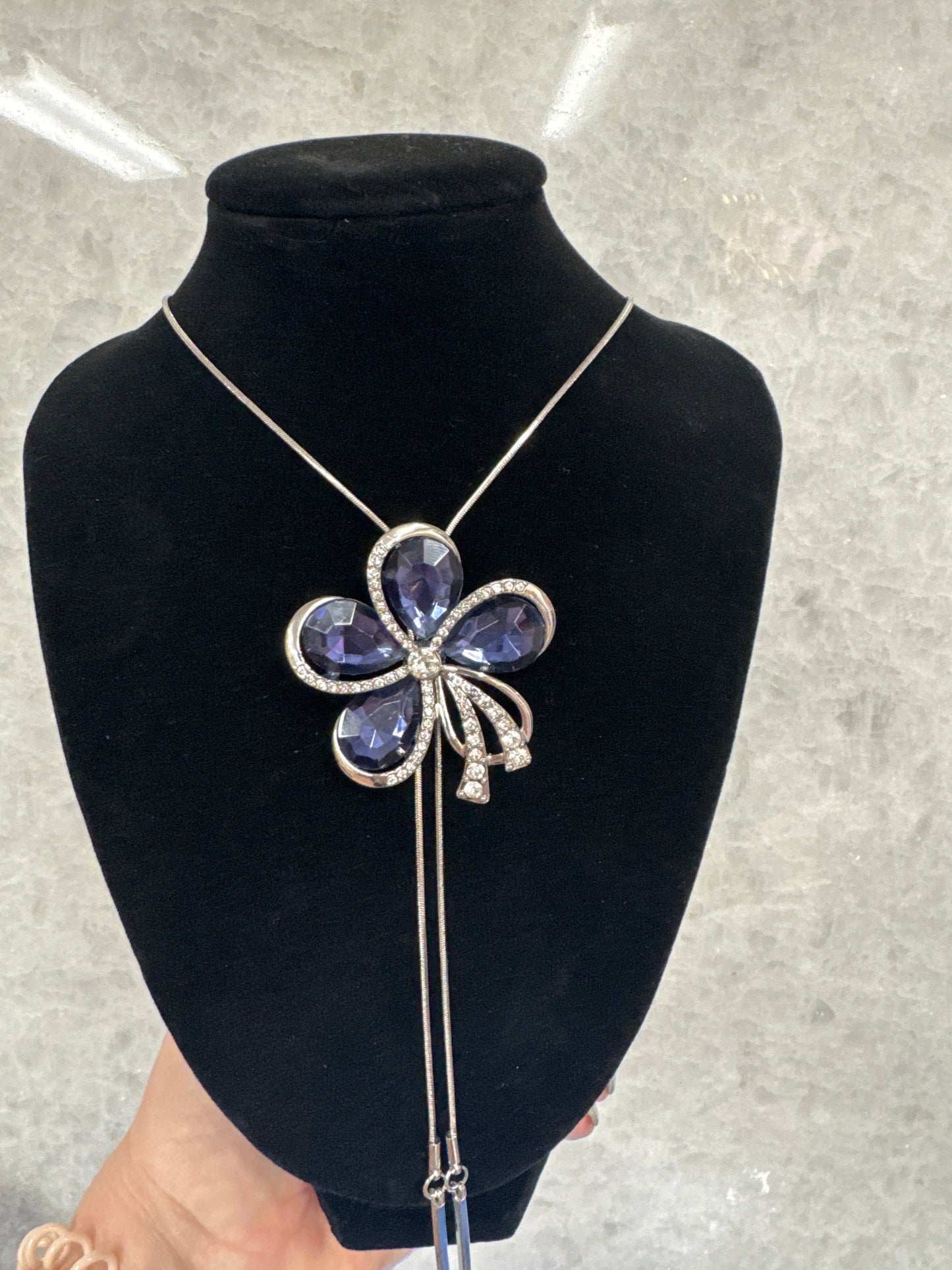 Blue accent necklace