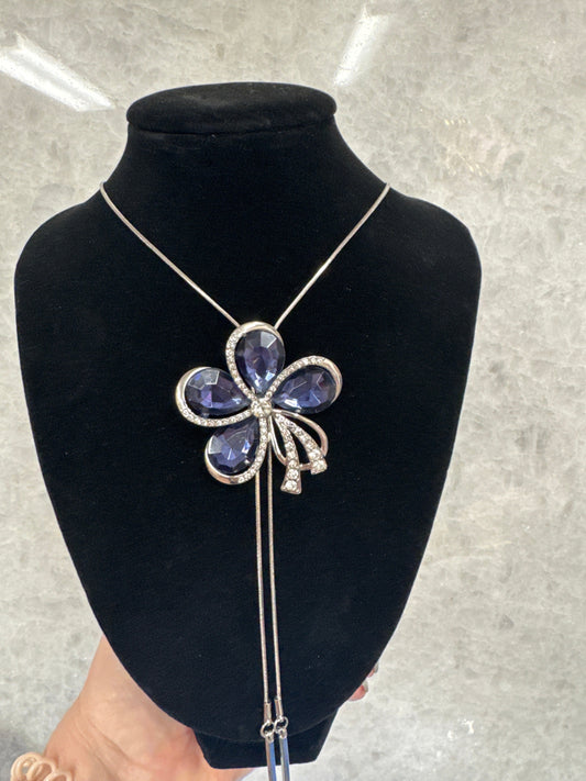 Blue accent necklace